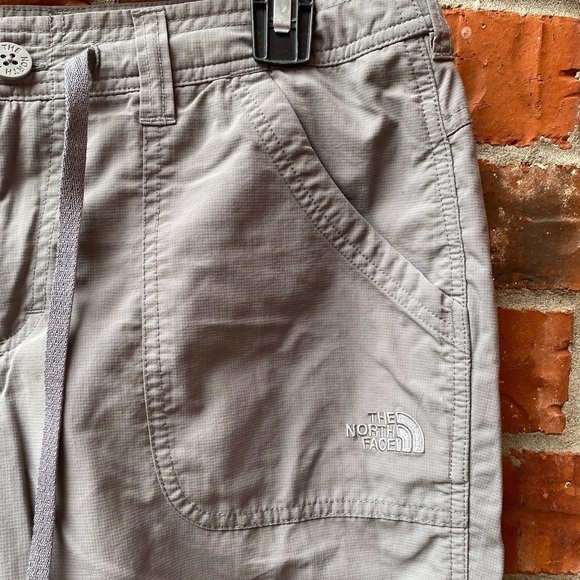 The North Face Womens 10 Gray Outdoor Hiking Cropped Capri Pants Stow Pocket - Picture 3 of 11